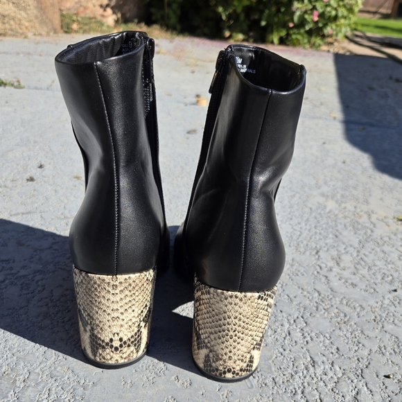 Andrew Geller Sz 9.5 Black Ankle Boots with Snake Print Heel. Vegan
